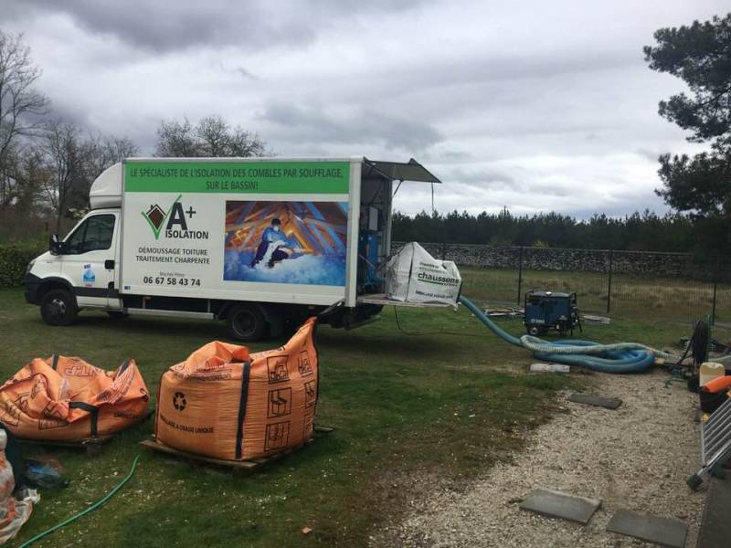 Camion A+Isolation en plein soufflage de combles